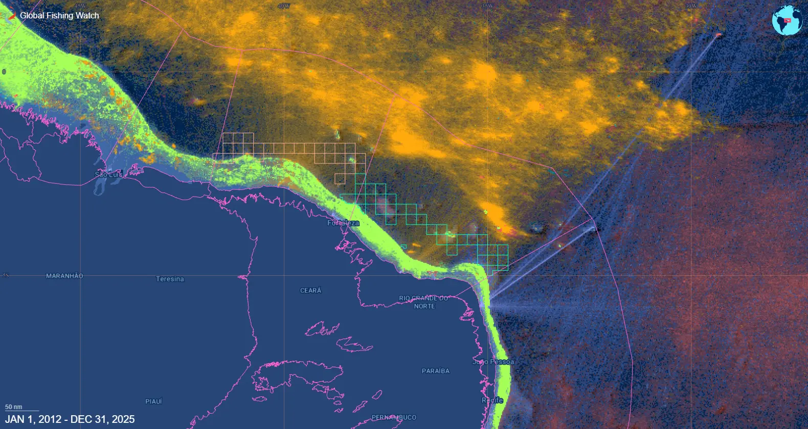 Mapa por satélite codificado por colores de la costa de África Occidental (incluidas Ghana y Costa de Marfil) que muestra la actividad pesquera entre 2012 y 2025, con superposiciones de color amarillo/naranja brillante, límites morados y cuadrículas verdes sobre el océano.