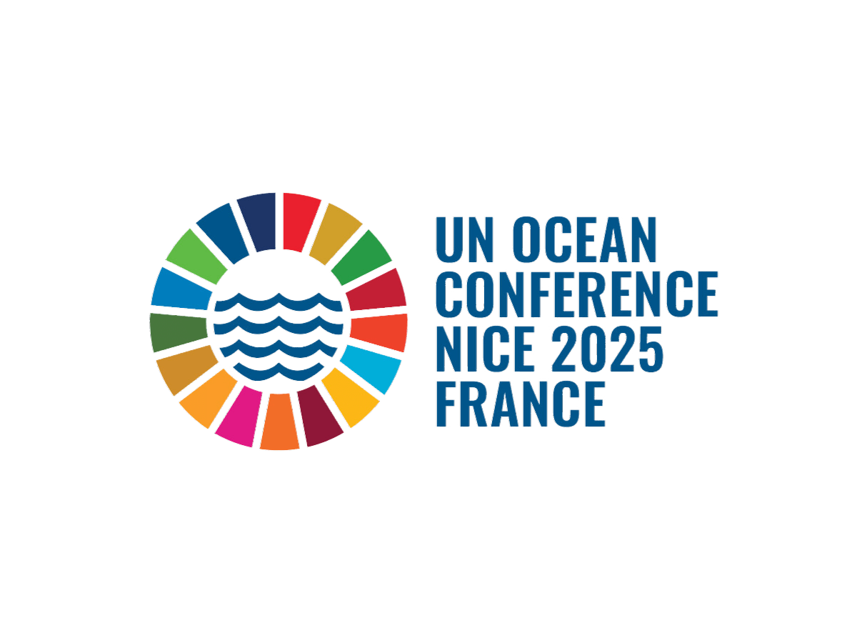 Logotipo de la Conferencia de las Naciones Unidas sobre los Océanos de Niza 2025, Francia, que presenta un emblema circular colorido con olas del océano en el centro, junto a un texto azul que detalla el nombre del evento, la ubicación y el año.