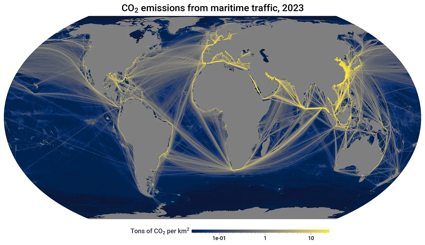 Mapa mundial de las emisiones de CO2 del tráfico marítimo en 2023. Las líneas amarillas señalan las principales rutas marítimas con mayores emisiones; las zonas azules más oscuras indican los océanos con menores emisiones. En la parte inferior se muestra la escala de emisiones.