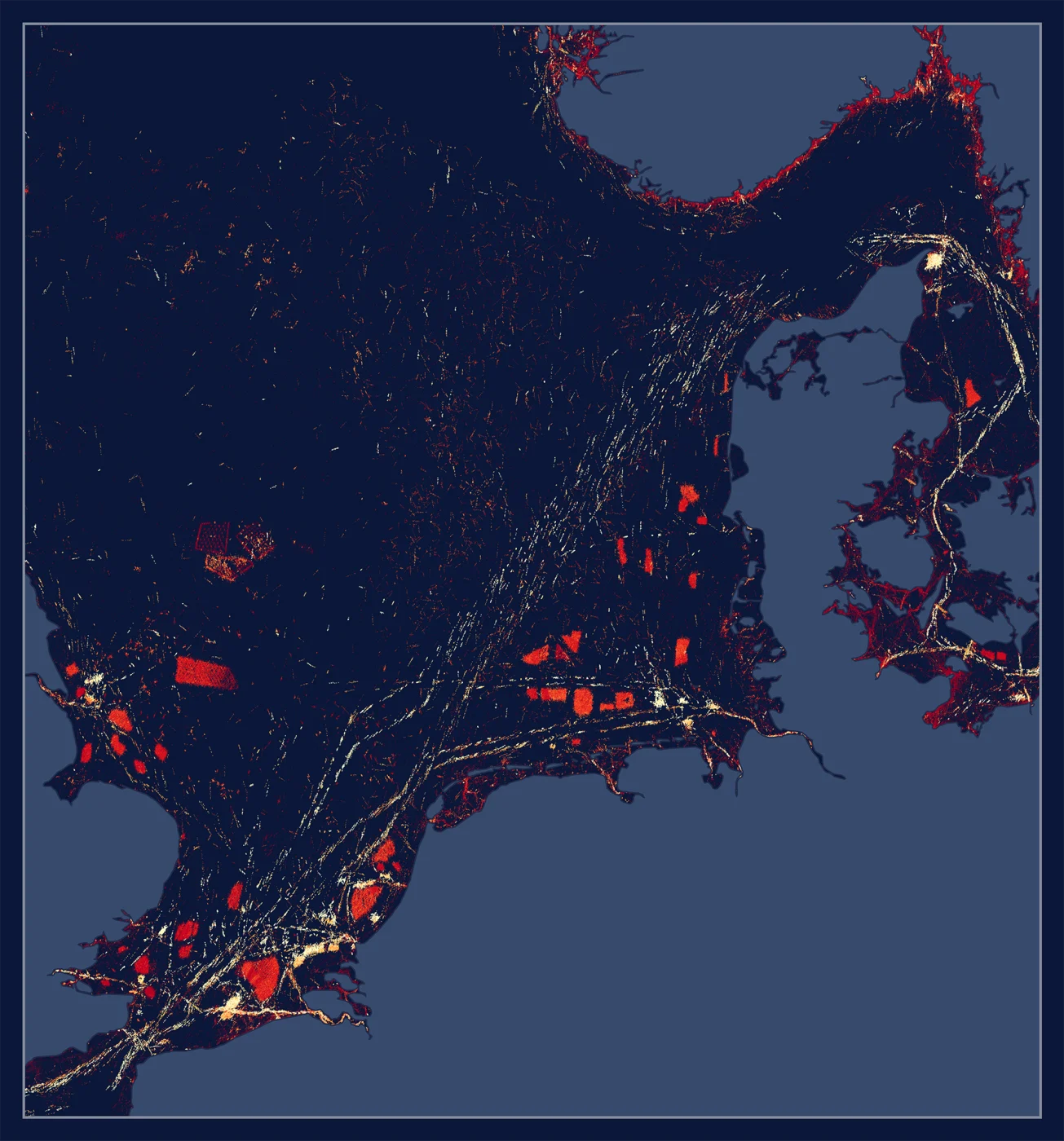 Imagen abstracta en forma de mapa con fondo azul oscuro, resaltado por formas y líneas rojas, amarillas y naranjas. Los colores forman intrincados patrones que se asemejan a carreteras, vías fluviales y zonas terrestres a lo largo de una región costera.